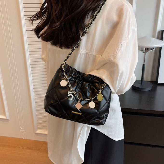 Faya - Túi xách đeo chéo T2090 da mềm chần ô phối charm