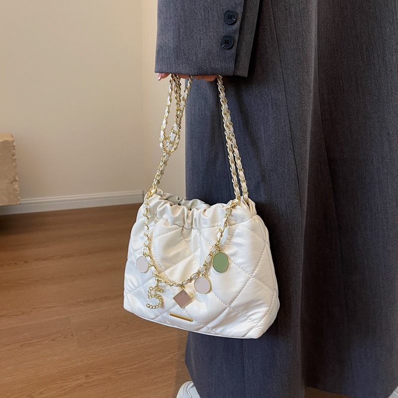 Faya - Túi xách đeo chéo T2090 da mềm chần ô phối charm