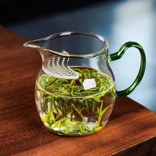 Tống thủy tinh kèm chặn trà