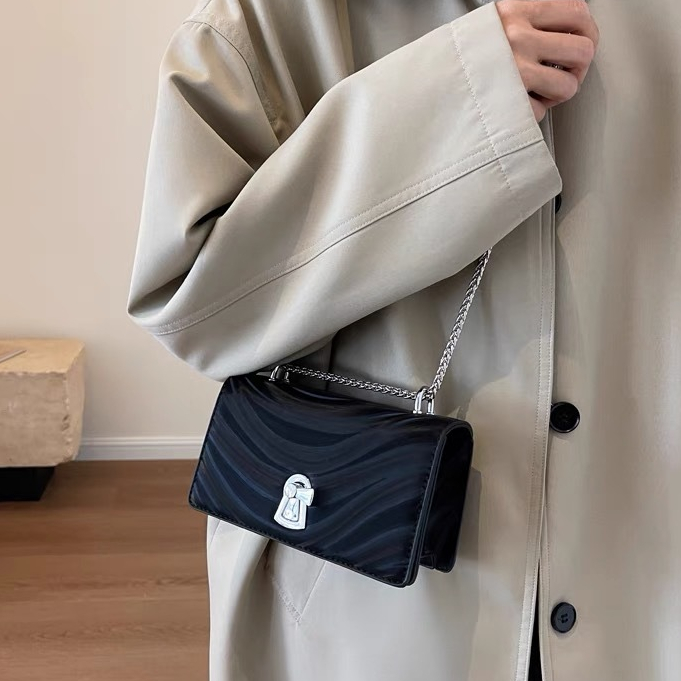 Faya - Túi xách đeo chéo T2097 vân gợn sóng khóa xoay trẻ trung