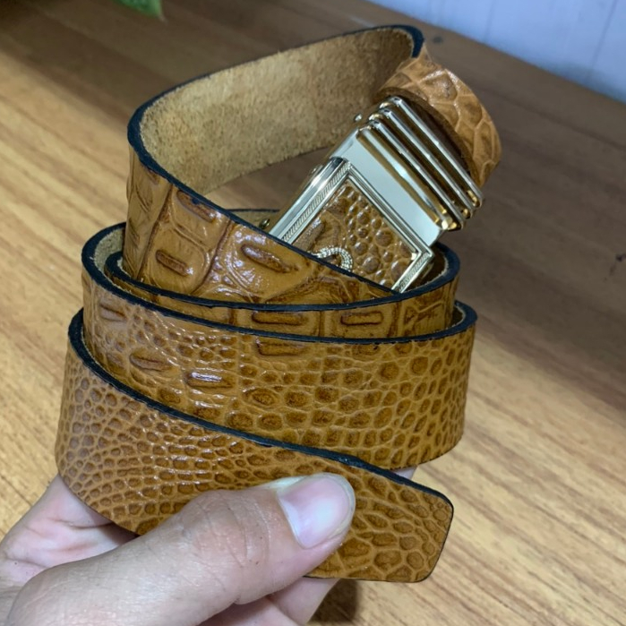 Thắt Lưng Nam Da Bò Nguyên Miếng 1 Lớp Màu Nâu Nhạt Dập Vân Cá Sấu Mặt Khóa Tự Động Gold Ảnh Chụp THật Không Chỉnh Sửa