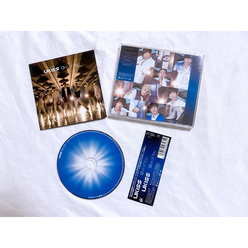Ukiss mini album One of you đã khui seal gồm CD và đồ như hình.
