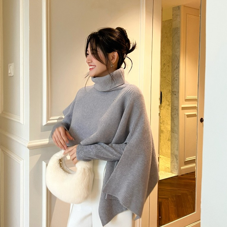 Áo Khoác Len Chui Đầu Cao Cổ Cánh Dơi Mùa Đông Thiết Kế Kiểu Nữ Đính Monogram Veo's Màu Be, Xám, Nâu - Paloma Poncho