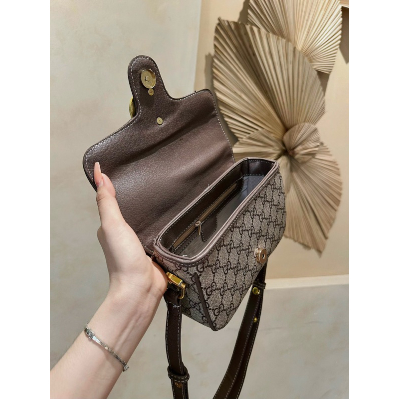 Túi Xách Gc Đeo Vai & Đeo Chéo Viền Nâu Tag Vàng Size 22 Đi Chơi, Du Lịch