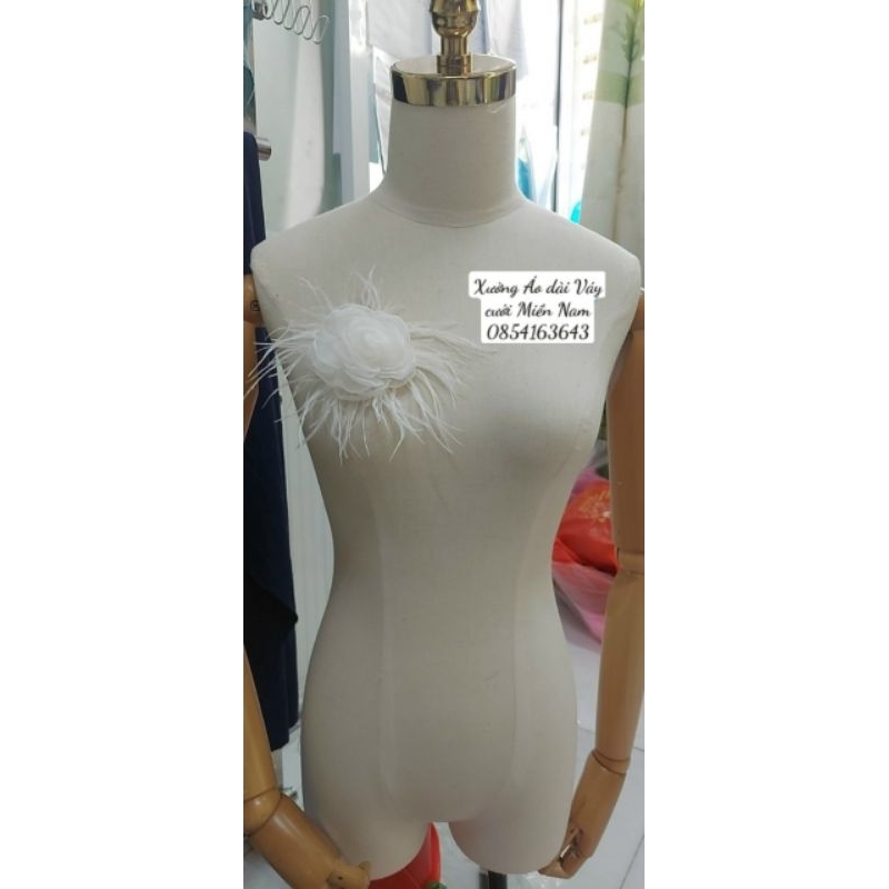 Cài áo lông vũ hoa hồng phối trang phục