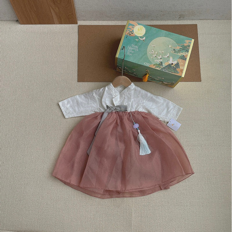 Hanbok Hàn Quốc liền thân kèm dây treo ngọc cho bé gái Tiệm Su Kids