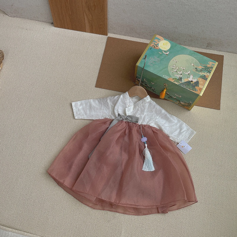 Hanbok Hàn Quốc liền thân kèm dây treo ngọc cho bé gái Tiệm Su Kids