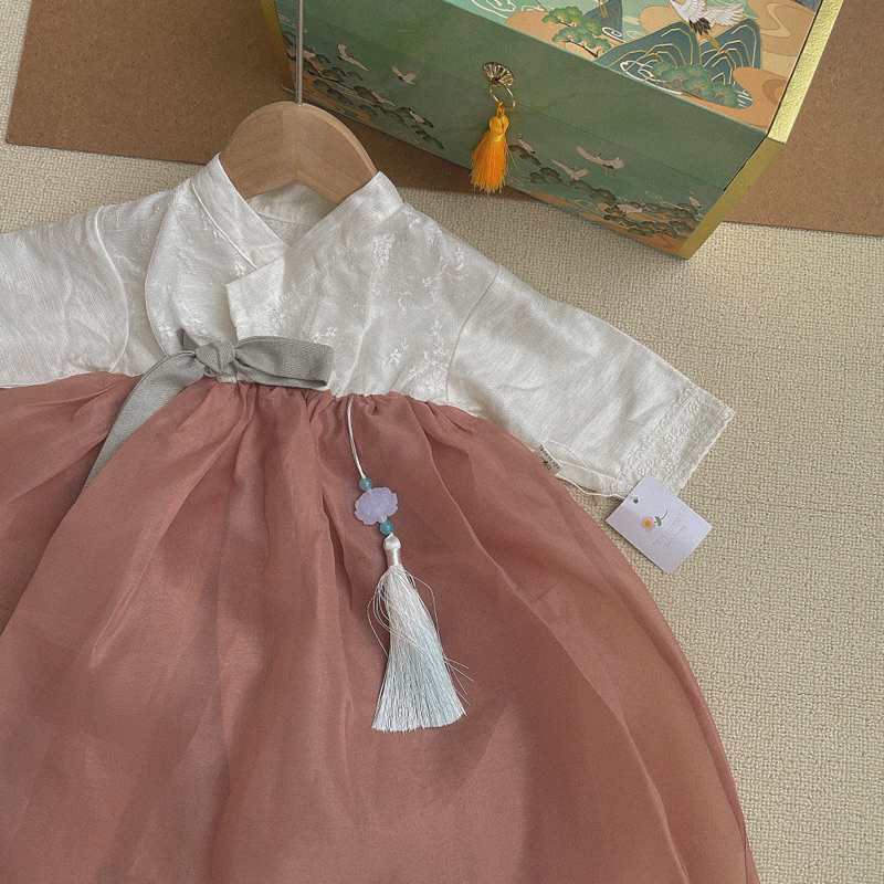Hanbok Hàn Quốc liền thân kèm dây treo ngọc cho bé gái Tiệm Su Kids