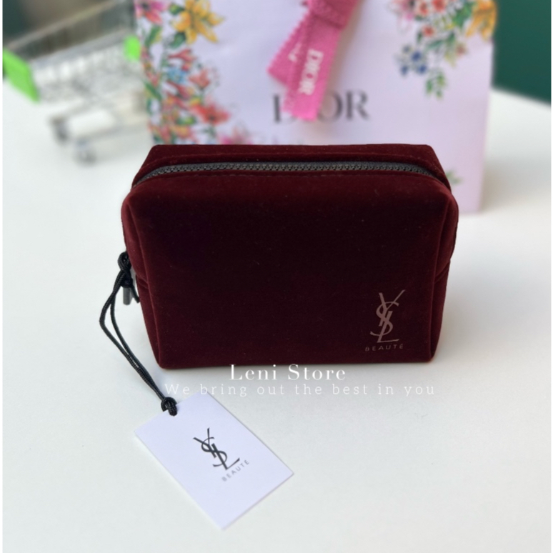 [Gift Hãng] Túi Nhung Gift YSL màu đỏ đô, cầm tay hay đựng mỹ phẩm đều đẹp lắm các nàng ơi.