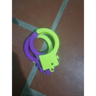 Đồ chơi nhựa. còng số 8 vô tri