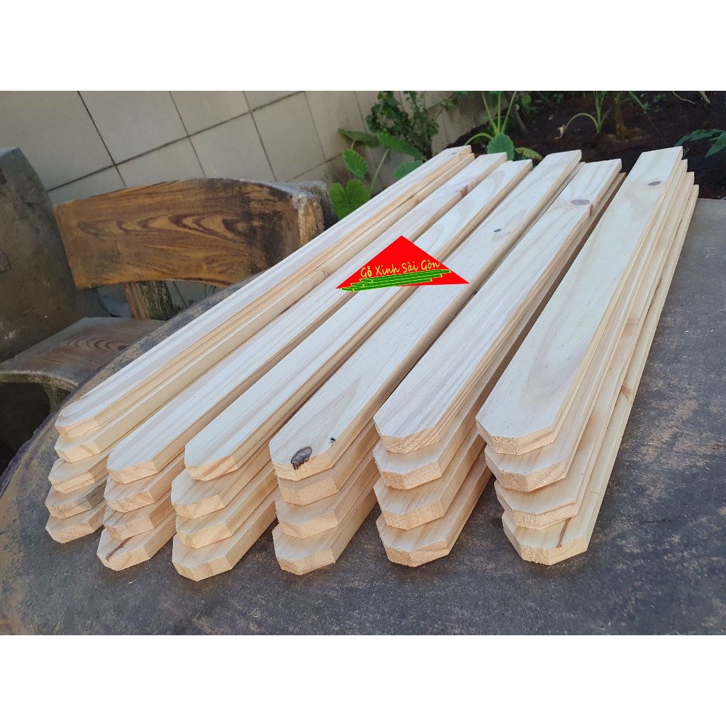 Thanh gỗ thông làm hàng rào đã cắt nhọn đầu dài 30-40-50-60-70-80cm x  rộng 4.5cm x dày 1.2cm rất tiện lợi
