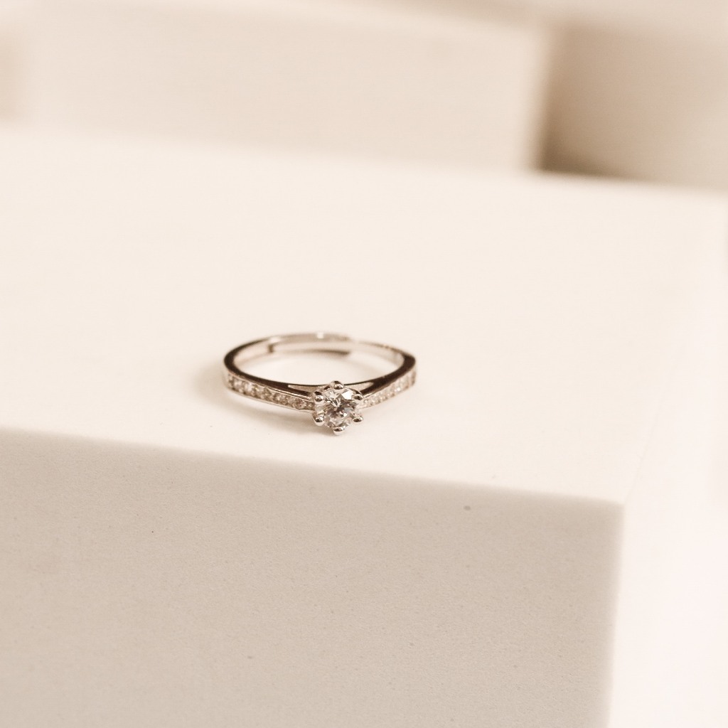 Nhẫn nữ kim cương Moissanite bạc xi bạch kim 4 ly kiểm định GRA LAVESTA KC90 thanh lịch, tinh tế