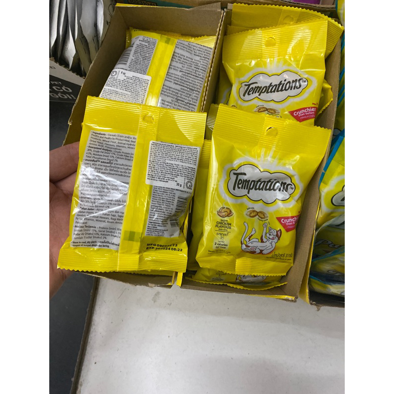 Bánh thưởng cho mèo vị gà Temptations 30g