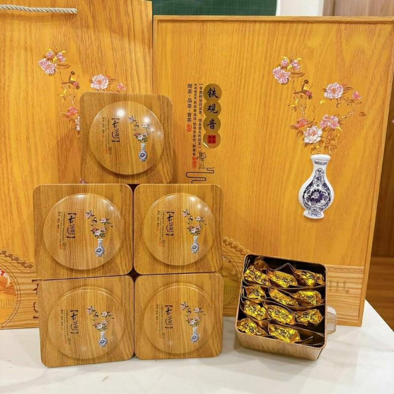 Trà Thiết Quan Âm Thượng hạng hộp gỗ 450gr trà. Set gồm 6 hộp gỗ nhỏ, mỗi hộp gồm 11 gói nhỏ.