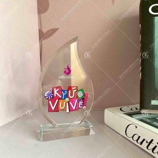 Cúp pha lê hình chiếc lá in logo Kỷ Niệm