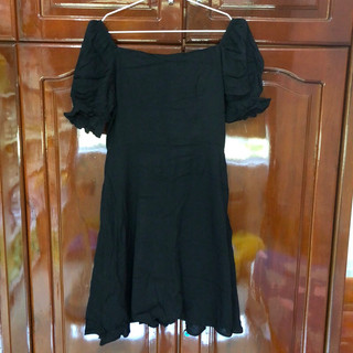 Đầm đen Urban Revivo (thay tag)