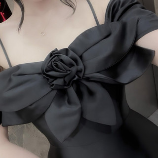 Váy tay hến cuộn hoa ngực