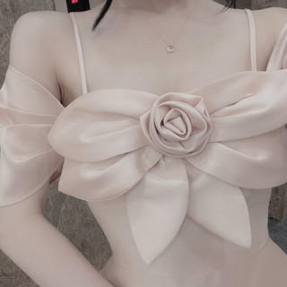 Váy tay hến cuộn hoa ngực