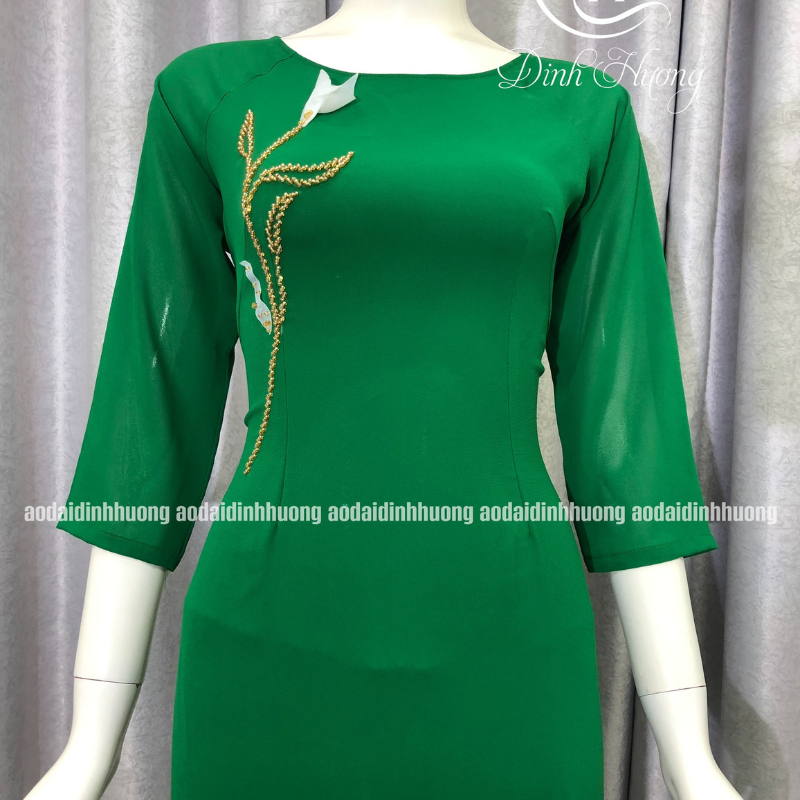 Áo dài trung niên Đinh Hương vải chiffon xanh lá 4 tà kết hoa nổi
