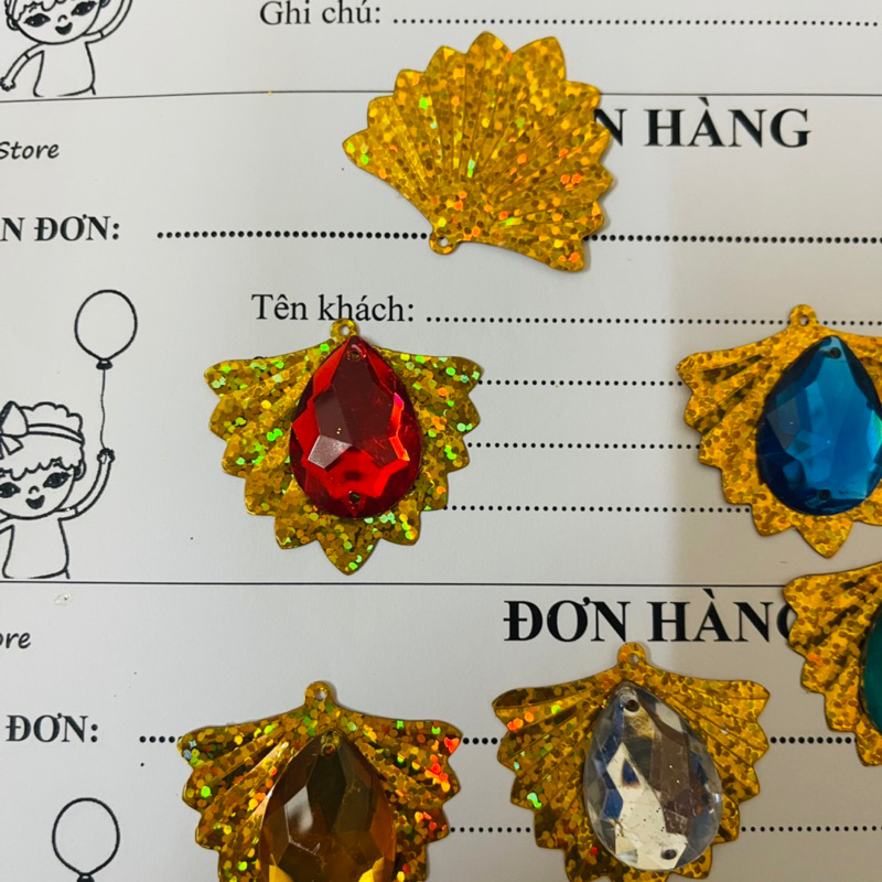 Đá gắn đuôi công - dây kẽm xù uốn mào công, mắt công