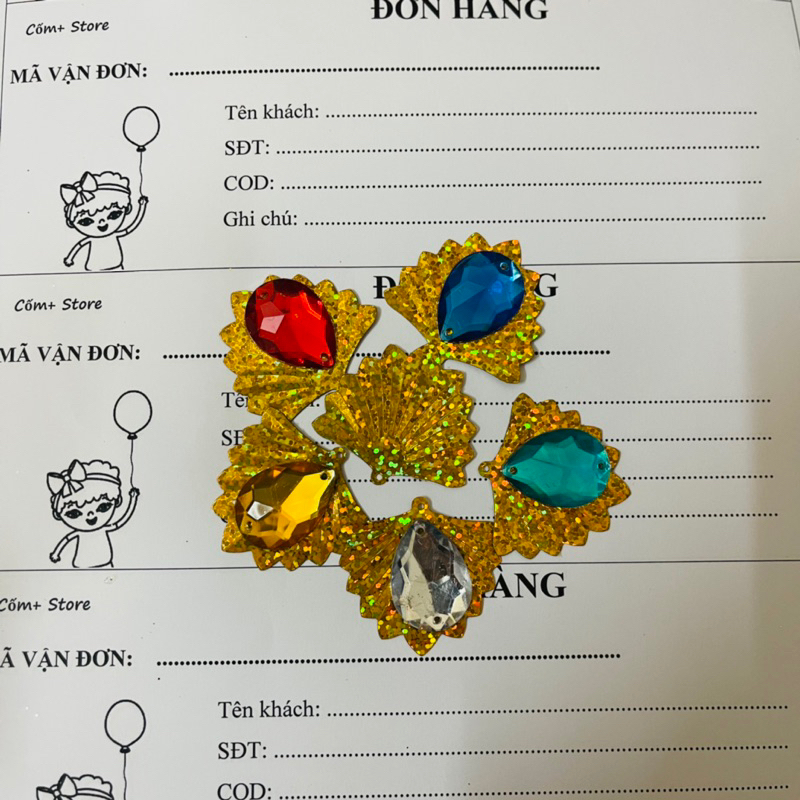 Đá gắn đuôi công - dây kẽm xù uốn mào công, mắt công