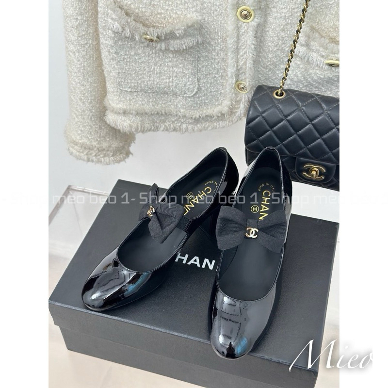 Giày búp bê logo nhí quai nơ ngang mũi tròn gót trụ fullbox