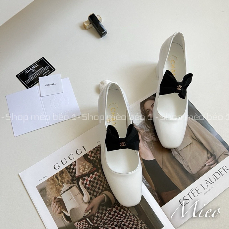 Giày búp bê logo nhí quai nơ ngang mũi tròn gót trụ fullbox