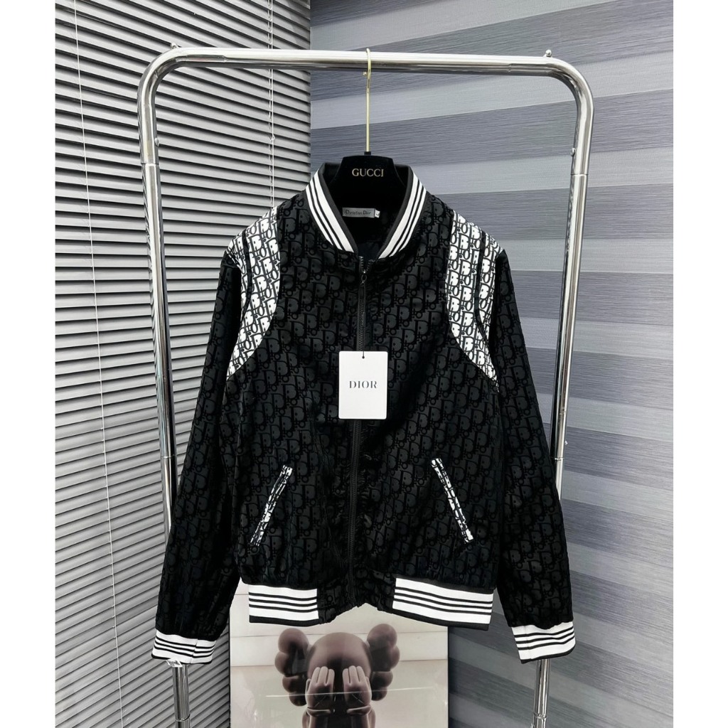 Áo Khoác Bomber Nam Nữ Dior Hoạ Tiết Phối Cầu Vai Da Cao Cấp Chất Liệu Vải 2 Lớp Dày Dặn Form Dáng Thời Trang Cực Hot