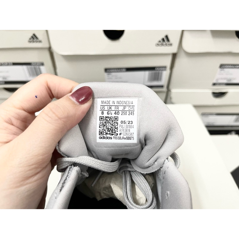 - Giày thể thao sneakers Adidas FX3614, đi cực kỳ êm chân, phù hợp với mọi loại quần, mọi công việc