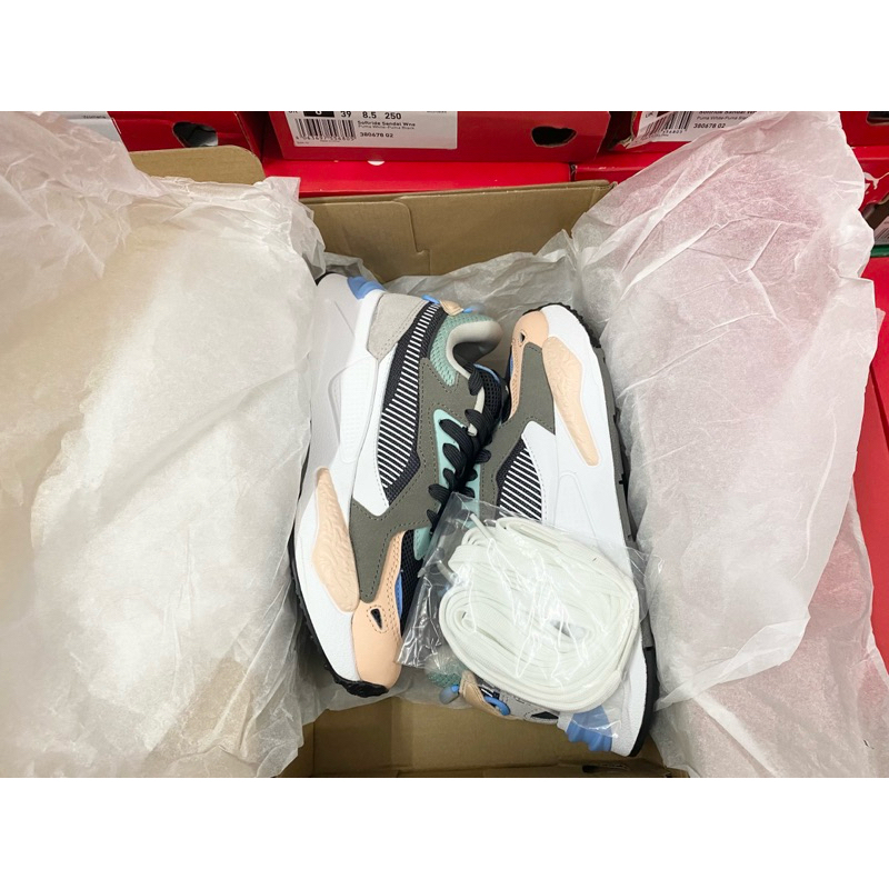 Giày Puma 381640 02 fullbox, có mail mua hàng, đế cao khoảng 5cm. Hàng có sẵn ship ngay ạ !