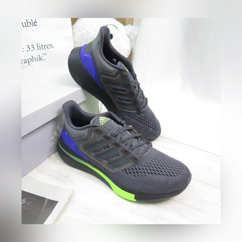 - Giày thể thao Adidas H00515, đi cực kỳ êm chân, phù hợp với mọi loại quần, mọi công việc