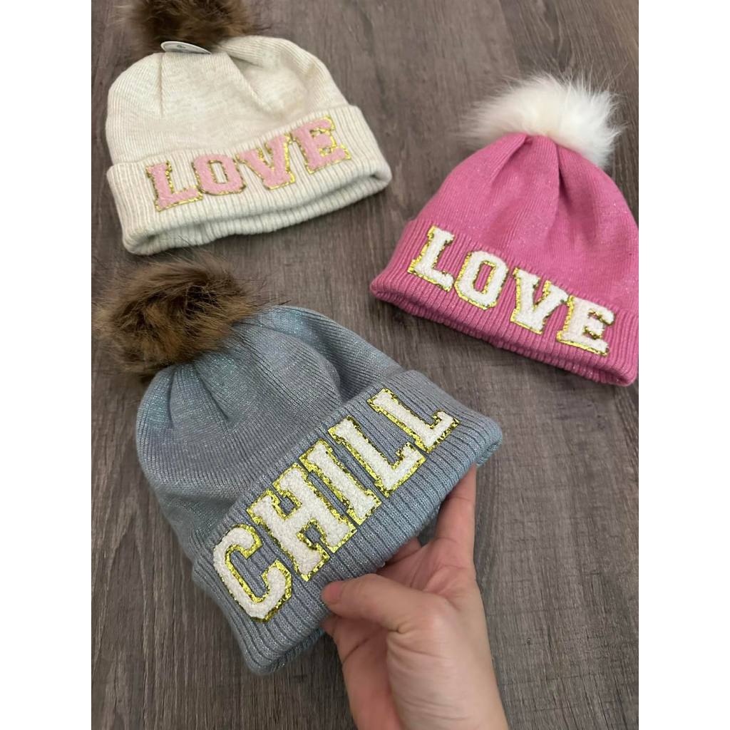 Mũ len chỏm lông chữ thêu bé gái