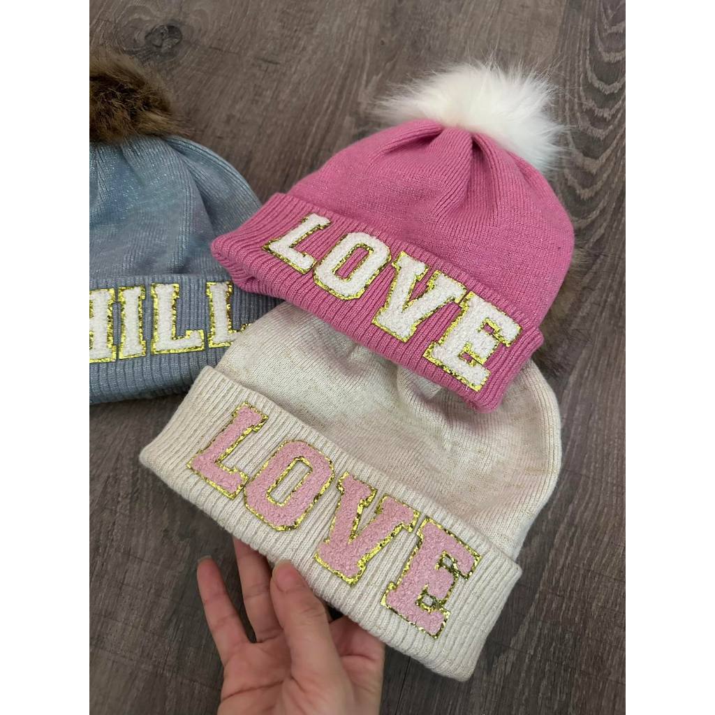 Mũ len chỏm lông chữ thêu bé gái