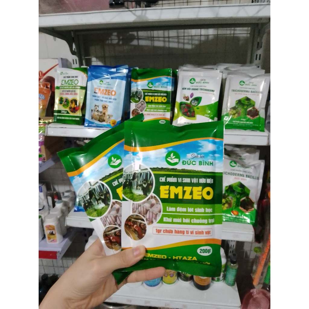 CHẾ PHẨM EMZEO Khử Mùi Hôi Chuồng Gà