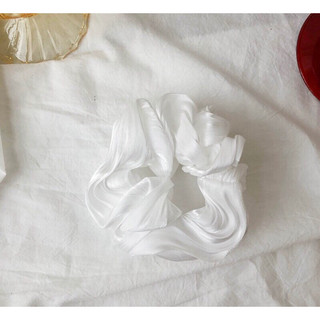 Cột tóc vải màu trắng sang chảnh - scrunchies