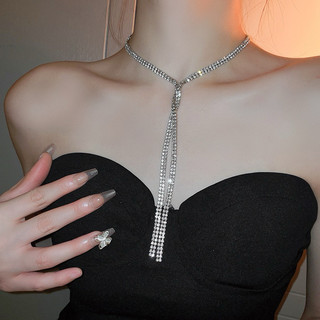 Dây chuyền dài vừa đính đá sang chảnh , choker xoắn đi tiệc