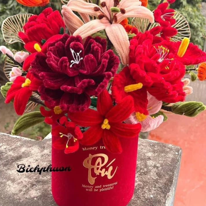 Cặp Trụ Nhung Đỏ Bình Cắm Hoa Đông Đào Hoa Kẽm Nhung Hoa Mẫu Đơn Chữ Việt Lộc Tết Hot Nhất Tết Giáp Thìn Loại Đẹp