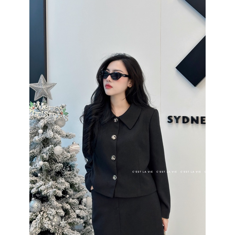 Áo khoác dạ tweed đen cúc tròn phối chân váy midi C'est lavie