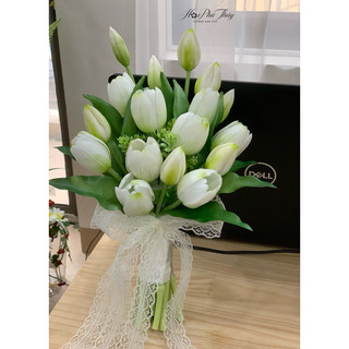 Hoa cưới cầm tay cô dâu