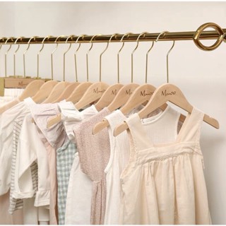 Móc gỗ mộc cho nữ và trẻ em - mắc áo cổ tròn vai 32cm treo áo, đầu móc vàng dài 15cm cao cấp