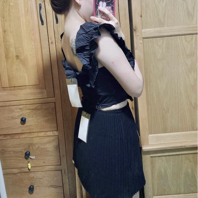 Áo croptop trễ vai nhún bèo