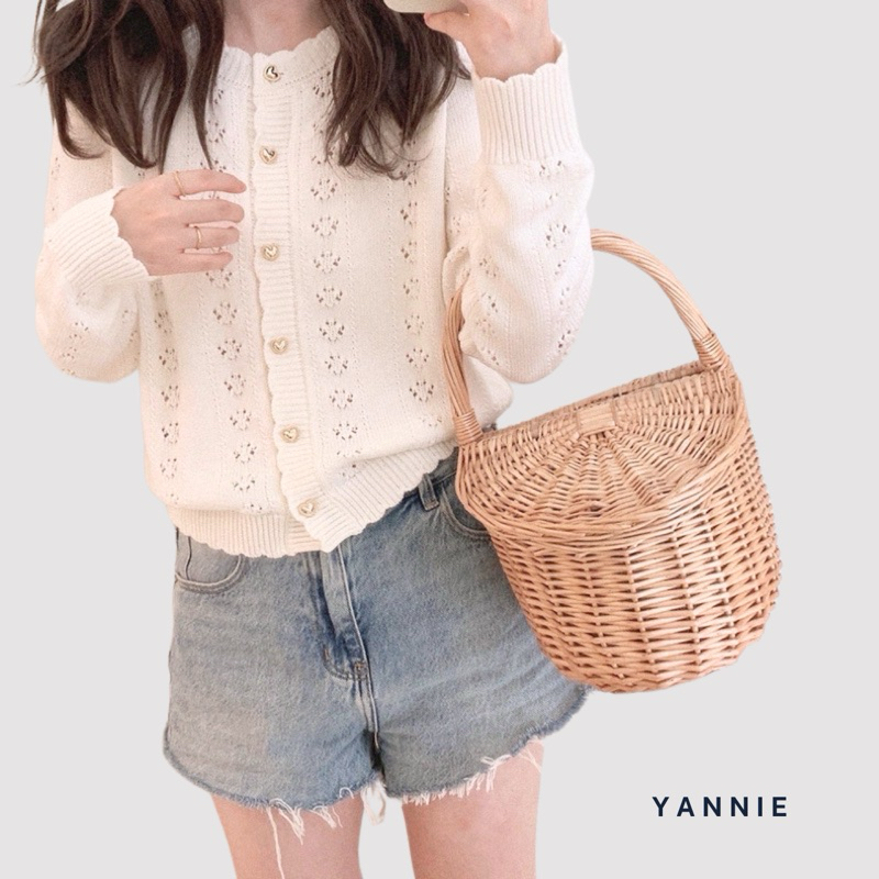 Áo khoác len cardigan hãng Riberry trắng viền lượn sóng cúc trái tim dễ thương Yannie