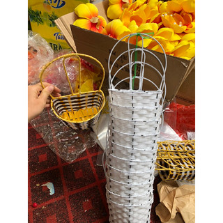 Giỏ nhựa cắm hoa treo tường trang trí