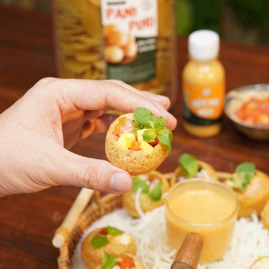 Bánh Pani Puri hình quả bóng tròn, chiên giòn, phồng to, thơm đặc biệt