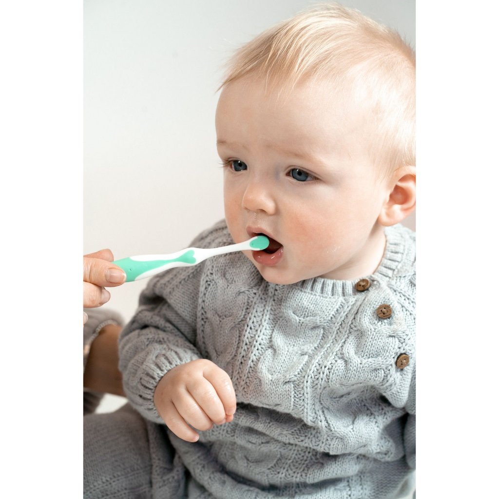Brush-Baby Bàn chải đánh răng giai đoạn 1 với lông bàn chải mềm mại dịu nhẹ cho bé (0-18 tháng)