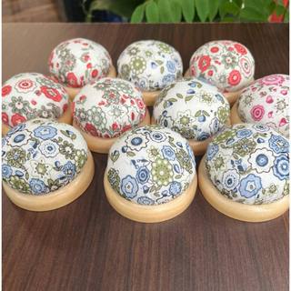 Gối cắm kim để bàn có đế gỗ họa tiết xinh xắn
