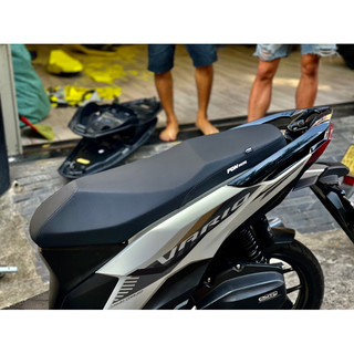 Da yên logo Pom Racing V1 các dòng xe  ( Chỉ Có Da / Only Skin )