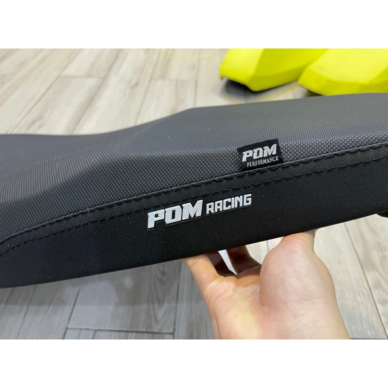 Da yên logo Pom Racing V1 các dòng xe  ( Chỉ Có Da / Only Skin )