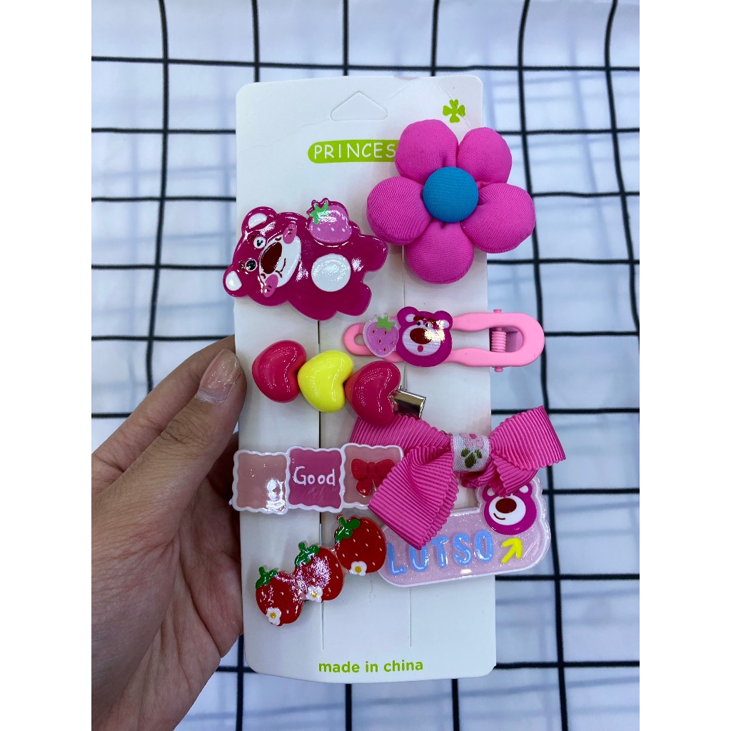 Set 8 Kẹp Tóc Hình Gấu / Dâu Tây Bằng Lông Nhung Dễ Thương Xinh Xắn Thời Trang  Cho Bé