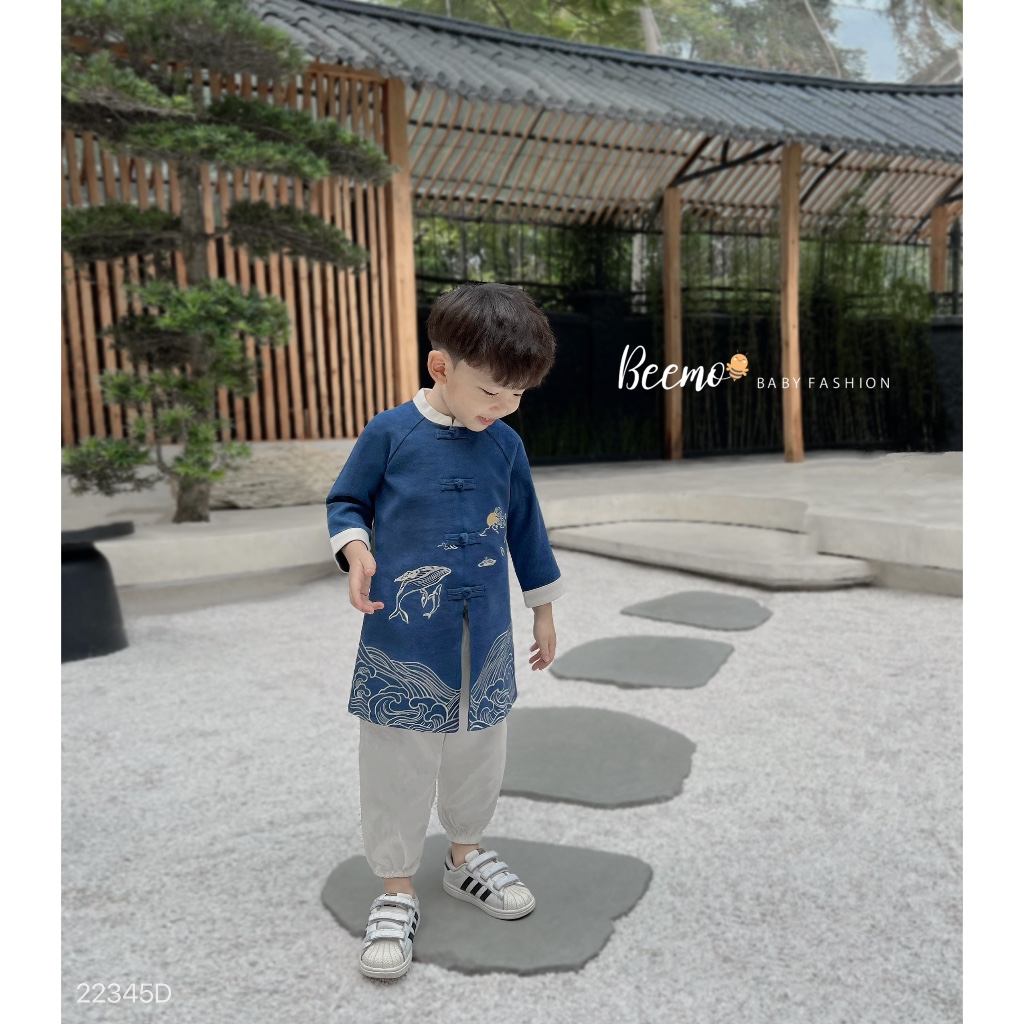 Bộ áo dài cúc tàu thêu kèm quần cho bé trai Beemo,với chất liệu chéo Hàn đặc trưng mướt mịn,may áo dài cực kì đẹp B434